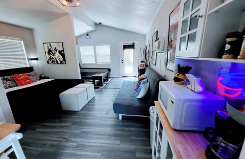 Burnet Cabin | Gamer's Off-Grid & Secluded Getaway, Pets ALLOWED