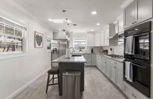 Broken Arrow House | Gameroom/Theatre room-7 Tv's-6 Beds-Spacious Kitchen-Air Hockey-PingPong-Arcade