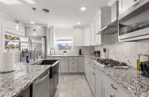 Broken Arrow House | Gameroom/Theatre room-7 Tv's-6 Beds-Spacious Kitchen-Air Hockey-PingPong-Arcade