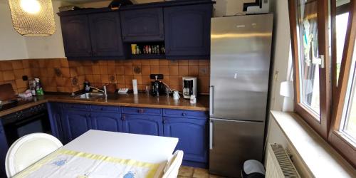Kassel House | Ganzes Ferienhaus in Kassel, mit umzäunten 1000qm Grundstück, Komfort Küche, 4 Schlafzimmer, 8 Betten, Free WiFi, Top Lage und so privat wie zu Hause, ideal für Familien mit Kindern