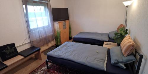 Kassel House | Ganzes Ferienhaus mit privaten Garten, Parkplätzen, Küche, Badezimmer und WC, 4 Schlafzimmer mit 8 Betten, Free WiFi, Top Lage in Kassel, so privat wie zu Hause, ideal für Familien und Kinder