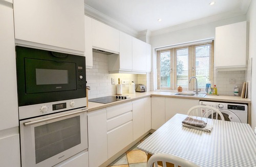 Tangmere Apartment | Garden Flat - comfortable cottage for two close to Chichester and Goodwood