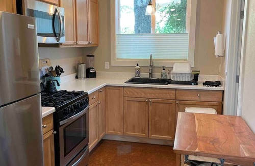 Middletown Cottage | Garden house with gas fireplace