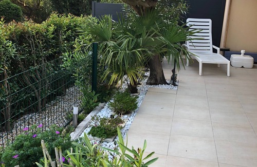 Miramar Apartment | GARDEN-LEVEL APARTMENT WITH LARGE TILED TERRACE AND SMALL GARDEN