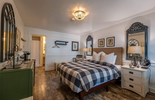 Bandon House | Garden Queen | Bandon Marina Inn