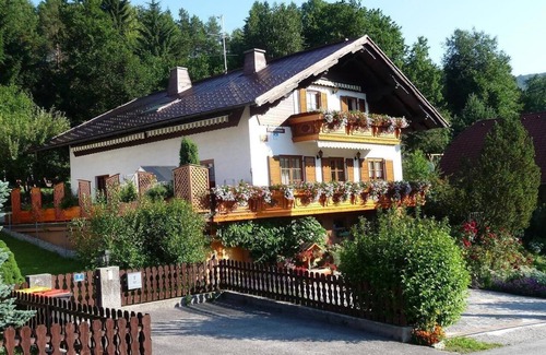 Tuernitz Apartment | "Garden view" holiday flat with mountain view