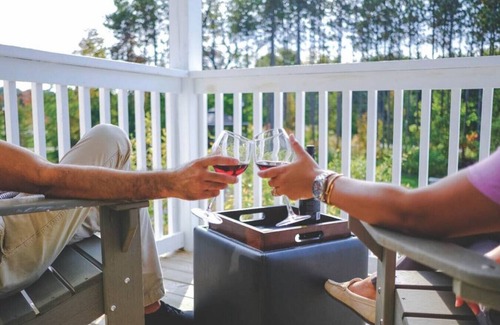 Oro-Medonte Apartment | Garden View Suite with Jacuzzi tub & Full Kitchen