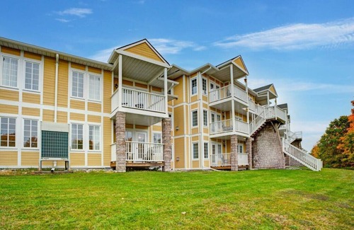 Oro-Medonte Apartment | Garden View Suite with Jacuzzi tub & Full Kitchen