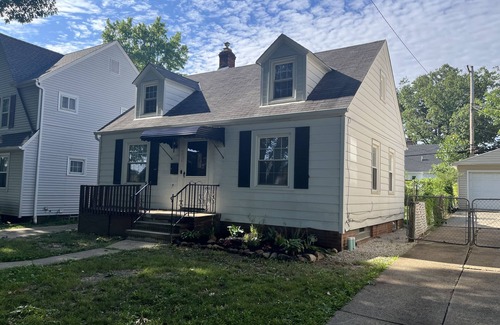 Kamm's Corners House | Garrett’s Loft - Minutes from Airport | Family Friendly!