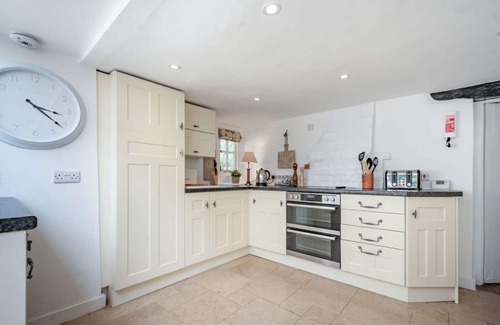 Filkins Cottage | Gassons View - a cottage that sleeps 8 guests in 4 bedrooms