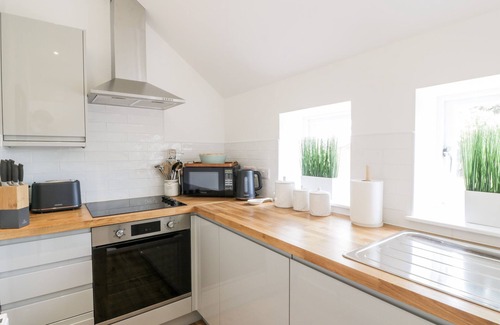 Newton Cottage | GATE LODGE, pet friendly, character holiday cottage in Linlithgow