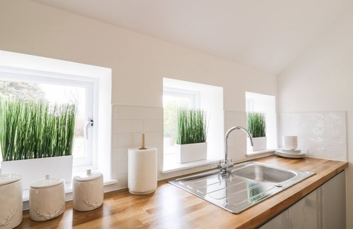 Newton Cottage | GATE LODGE, pet friendly, character holiday cottage in Linlithgow