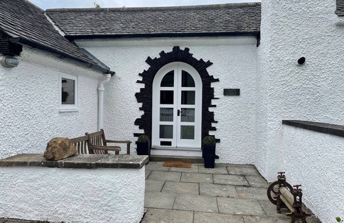 Newton Cottage | GATE LODGE, pet friendly, character holiday cottage in Linlithgow