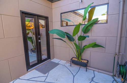 Claxton Bay House | Gated cozy retreat 5mins from highway, full kitchen and secure parking