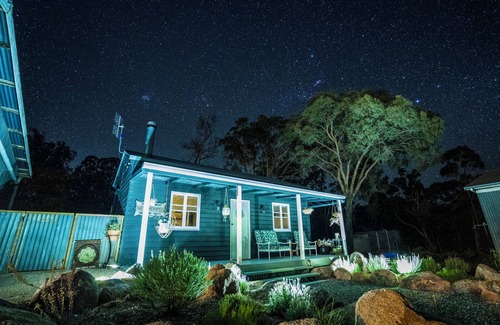 Pozieres Cottage | Gateway to The Granit Belt. Peaceful Pet-Friendly Farm Stay at Donnellys Castle