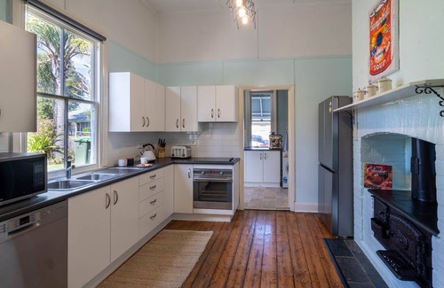 Cessnock Cottage | Gateway to the Vineyards *Jacuzzi* Federation Entertainer home