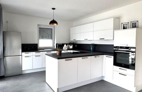 Unteraurach Apartment | Gehobenes Wohnen mit Balkon, Parkplatz und keine 10 Minuten in die City