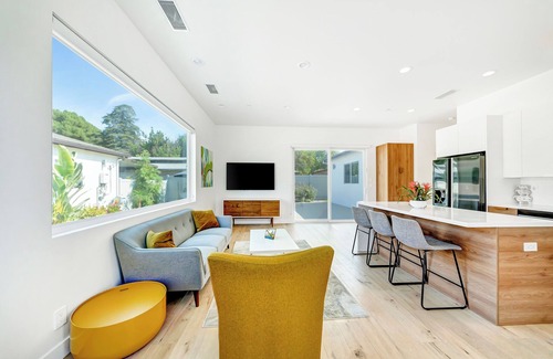 Woodland Hills House | Generous 2 King-Suites W/Backyard & Barbecue!