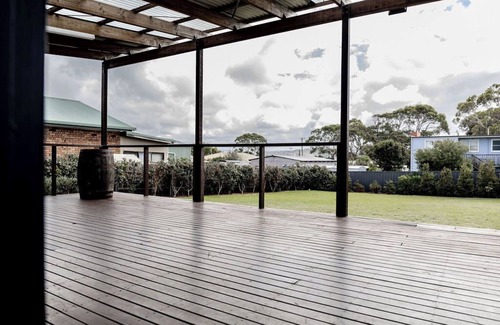 Stieglitz Apartment | Georges Bay Bungalow - Family and Pet Friendly