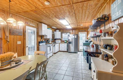 Wray House | Georgia Lakefront Cabin with Fire Pit and Grills!