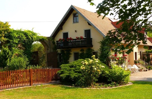 Sulzfeld Apartment | Geräumige 75qm Ferienwohnung mit Balkon, viele Freizeitangebote, kostenfreies WLAN