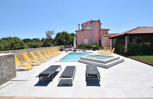 Liznjan House | Geräumiges Ferienhaus mit Großer Überdachter Terrasse. Ideal für Große Familien