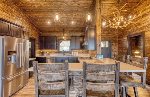 Ruidoso House | Get away and relax at Elk Ridge, a modern lodge in the mountains of Ruidoso.