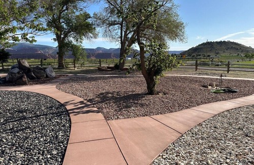 Teasdale House | Getaway w/sport court! Near Capitol Reef- Sleeps 21 in beds/26 total