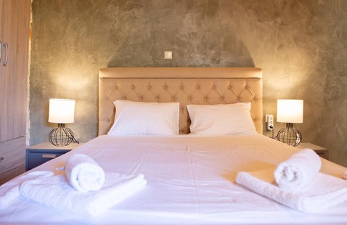 Omales Cottage | Gi - Ktima Ximitadi - Two Bedroom Cottage, Sleeps 6