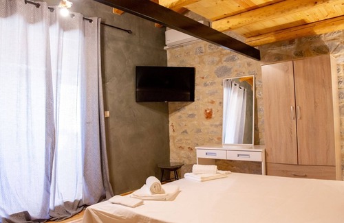 Omales Cottage | Gi - Ktima Ximitadi - Two Bedroom Cottage, Sleeps 6