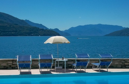 Consiglio di Rumo Apartment | GiardinoLago Rosa Holiday Apartment on the Lake with Pool