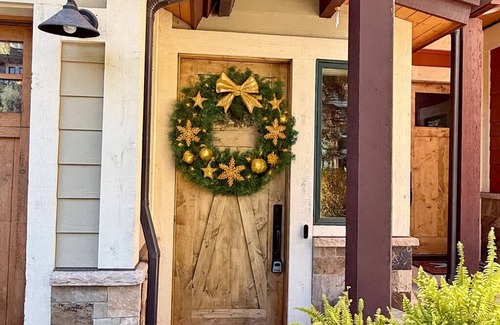 Carbondale House | Gilded Holidays in the Rockies – Sunset Views & Mountain Magic