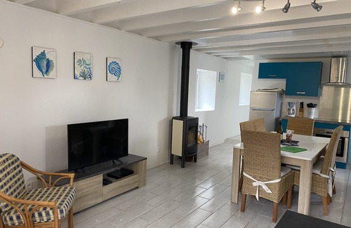 Saint-Evarzec House | Gite 6/7 pers à l'escale des elfes, with covered and heated swimming pool and garden