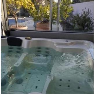 Graveson House | Gite chaleureux pour deux avec jacuzzi ou piscine selon dates