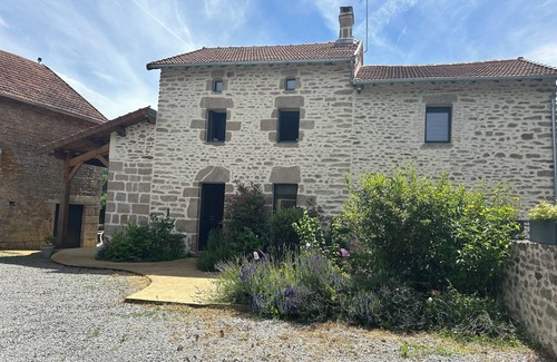 Bersac-sur-Rivalier Cottage | GÎTE DE LA FONTAINE in the countryside of the Monts d'Ambazac
