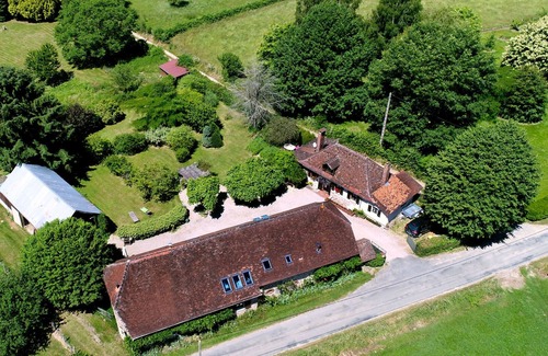 Benayes Cottage | Gîte du Puy Raynaud 3-5 pers. large property with garden, swimming pool and ponds