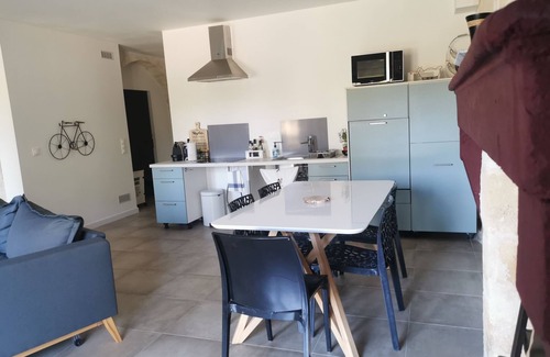 Sadirac Cottage | Gîte-Family-Ensuite with Shower-Lake view