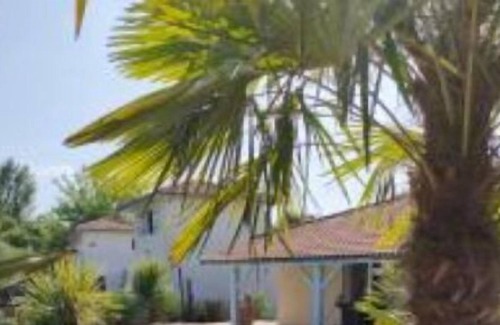 Saint-Sulpice-et-Cameyrac Villa | Gîte and bed and breakfast with private swimming pool near Bordeaux