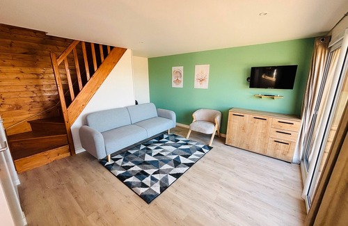 Lantignie Cottage | Gîte 'Gite De Clairette Et Nono' with Private Terrace and Wi-Fi