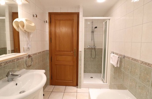 Lieutades Cottage | Gite Lieutadès, 4 bedrooms, 8 persons