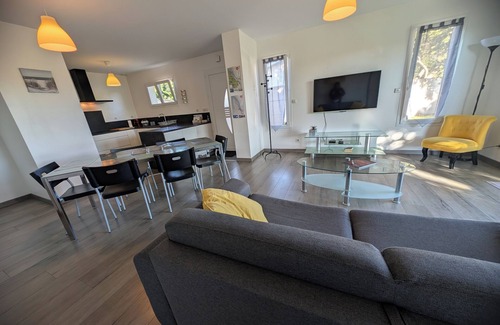 Cussac-Fort-Medoc House | Gîte with heated swimming pool View of vineyards