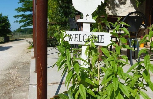 Eymet Cottage | Gîte with swimming pool, countryside and wifi sleeps 8 and 2 babies, farm animals.