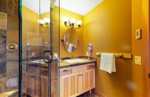 Big White Ski Resort Apartment | Glacier Lodge 103