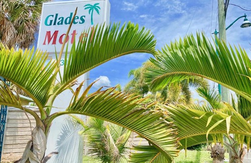 East Naples Hotel | Glades Motel - Naples