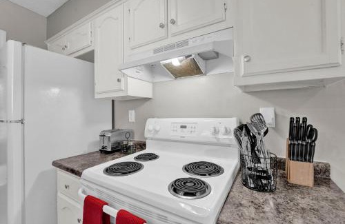 Ellendale Apartment | Glamorous 3BR 2BA Home Spacious Fenced Backyard