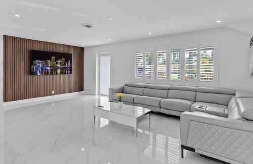 Beachway Estates House | Glamorous Modern Villa - Refreshing Pool