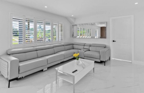 Beachway Estates House | Glamorous Modern Villa - Refreshing Pool