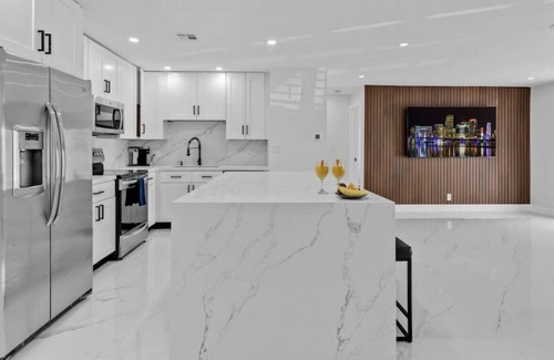 Beachway Estates House | Glamorous Modern Villa - Refreshing Pool