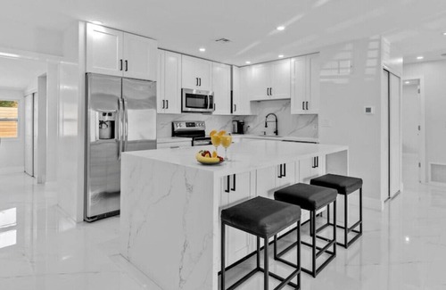 Beachway Estates House | Glamorous Modern Villa - Refreshing Pool