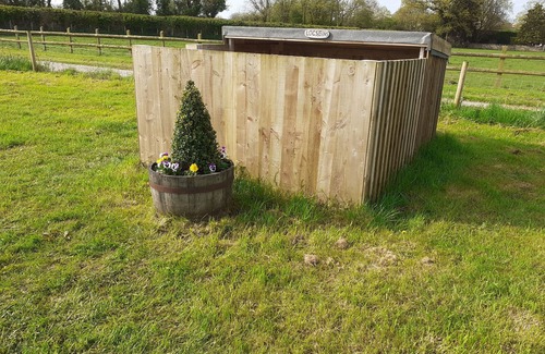 Chippenham Cabin | Glamping at the Retreat Wiltshire is rural bliss